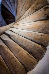 Escalier en bois du Château des Allymes