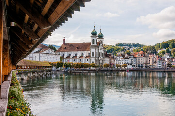 Obraz premium Luzern, Jesuitenkirche, Kapellbrücke, Wasserturm, Jesuitenplatz, Kirche, Reuss, Rathaussteg, Stadt, Altstadt, Altstadthäuser, Alpen, Vierwaldstättersee, Sommer, Herbst, Blumendekoration, Schweiz