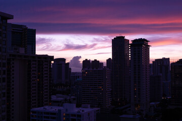 Fototapeta premium Beautiful sky at sunset in Waikiki, Honolulu, Oahu, Hawaii