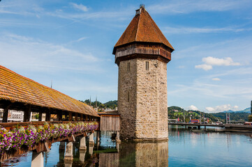 Luzern, Wasserturm, Kapellbrücke, Brücke, Holzbrücke, Vierwaldstättersee, Seeufer, Altstadt, Stadt, Altstadthäuser, Sommer, Blumendekoration, Herbst, Schweiz