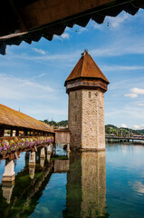 Luzern, Wasserturm, Kapellbrücke, Brücke, Holzbrücke, Vierwaldstättersee, Seeufer, Altstadt, Stadt, Altstadthäuser, Sommer, Blumendekoration, Herbst, Schweiz