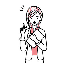 立って書類を手に持って何かひらめいたジャケットの女性