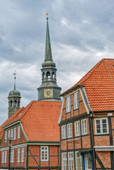 Fototapeta na wymiar Historische Fachwerkhäuser und Kirchtumspitze in der Altstadt von Stade