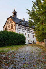 Fototapeta premium Sonnenaufgang über dem Schloss Jößnitz in Jößnitz, Vogtland