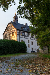 Obraz premium Sonnenaufgang über dem Schloss Jößnitz in Jößnitz, Vogtland