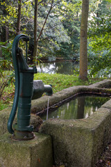 alte Schwengelpumpe im Park von Kauschwitz, Vogtland