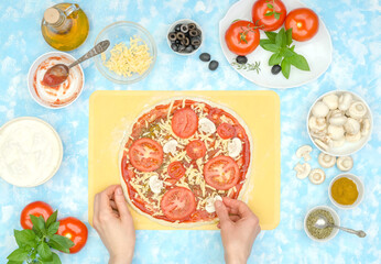 Step by step cooking vegetarian pizza, step 7 - put mushrooms on the cheese