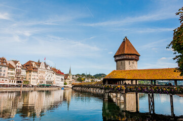 Luzern, Wasserturm, Kapellbrücke, Brücke, Holzbrücke, Vierwaldstättersee, Seeufer, Altstadt, Stadt, Altstadthäuser, Hofkirche, St. Leodegar, Sommer, Blumendekoration, Herbst, Schweiz