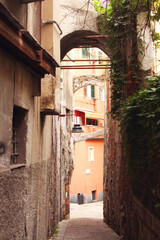 Alte schmale Straße in Genua Altstadt bei Tageslicht