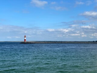 Blick von Warnemünde auf den Leuchtturm an der Warnowmündung in die Ostsee.