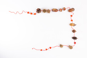 Naklejka premium autumn crafts from natural material for kids, necklace of acorns, berries and cones, creative ideas for child