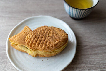 お皿にのったたいやきと日本茶