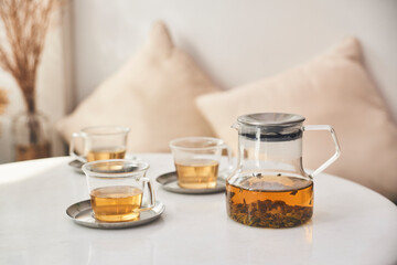 Obraz na płótnie Canvas A green tea teapot with three tea cups