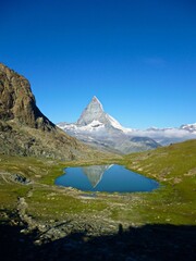 スイスの山と湖　マッターホルンとリッフェルゼー
