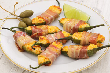 bacon wrapped jalapeno poppers, party appetizer