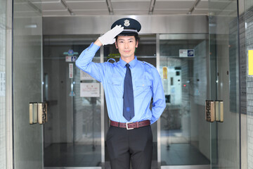 帽子と制服を着た巡回警備員の若い男性