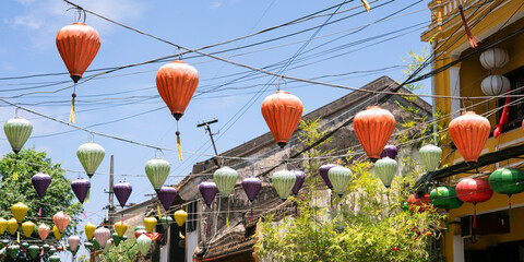 Street decorated with colorful lanterns in Hoi An, Vietnam　ベトナム・ホイアン カラフルな提灯で飾られた通り