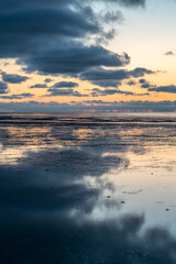 Fototapeta na wymiar Beach Sunset Sonnenuntergang satter reflection Cuxhaven Strand Wattenmeer