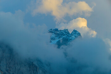 Gipfel Zugspitze Alpen zwischen Wolken