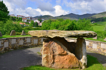 Le dolmen contemporain (1er juillet 2013) du columbarium de Sare (64310), département  des Pyrénées-Atlantiques en région Nouvelle-Aquitaine, France