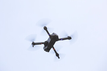 Drone volant vu du dessous sur fond de ciel - obrazy, fototapety, plakaty