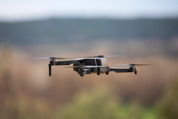 Drone en vol stationnaire horizontal en rase campagne.