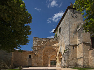 Fototapeta na wymiar Ancienne église romane en pierre en ruine avec porche gothique. Prieuré dans le sud de la France.