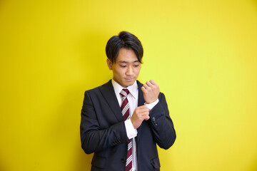 身だしなみを整える日本人男性