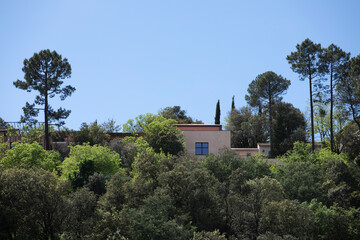 Fototapeta na wymiar Villa de luxe au milieu de la végétation sur une colline arborée dans le sud de la France.
