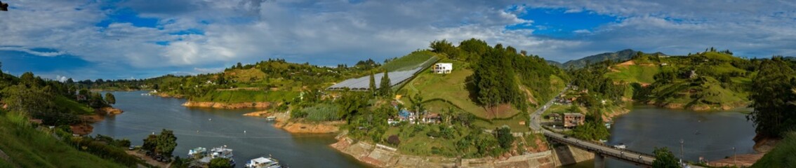 Fototapeta na wymiar represa de agua el peñol - Guatapé - Colombia en panorámica 