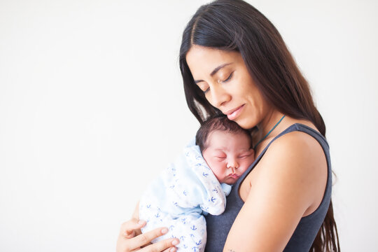 mujer mexicana con su beb&eacute;