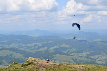 Fototapeta na wymiar paraglider in the mountains