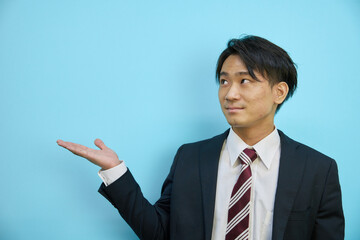 紹介するスーツを着た男性