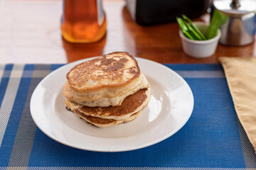 desayuno con arepa en una mesa en un plato blanco