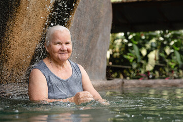 anciana disfrutando de unas aguas termales 