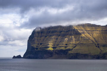 Steilküste, Färöer Inseln bei bewölktem Himmel