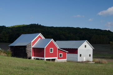 Fototapeta na wymiar red barn in the countryside