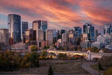 Fototapeta na wymiar View of Calgarys beautiful skyline along the Bow River at sunrise
