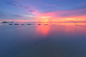 Obraz premium The day when the sky is clear and beautiful. The day when the sky is beautiful pink.