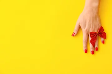  Vrouwelijke hand met mooie manicure op gele achtergrond, close-up © Pixel-Shot