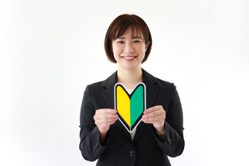 初心者マークを持つ女性社員