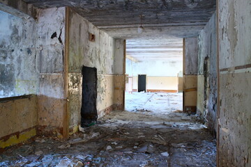 Fototapeta na wymiar empty room in an abandoned house