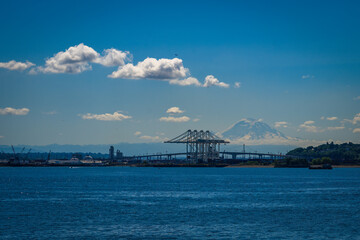 Fototapeta premium 2021-10-03 HARBOR ISLAND WITH THE WEST SEATTLE HIGH RISE AND MOUNT RAINIER ON ELLIOTT BAY