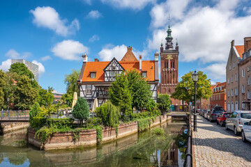 Naklejka premium Raduni canal and hanseatic-style Miller's House in the Old Town in Gdansk.