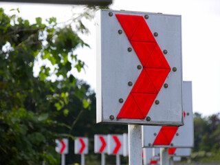 反射板付きのカーブの標識 (Curve Reflector Labeling Japanese Road sign)