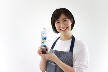 ハーバリウムを持つ女性