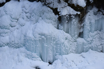 Fototapeta na wymiar icicles