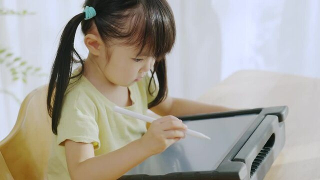 タブレットを使ってデジタルでお絵描きする3歳の子供（育児・子育て）