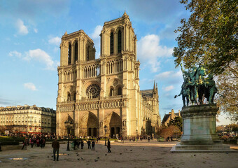 Fototapeta na wymiar Notre Dame Square - Paris