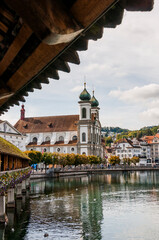 Luzern, Jesuitenkirche, Kapellbrücke, Wasserturm, Jesuitenplatz, Kirche, Reuss, Rathaussteg, Stadt, Altstadt, Altstadthäuser, Alpen, Vierwaldstättersee, Sommer, Herbst, Blumendekoration, Schweiz
